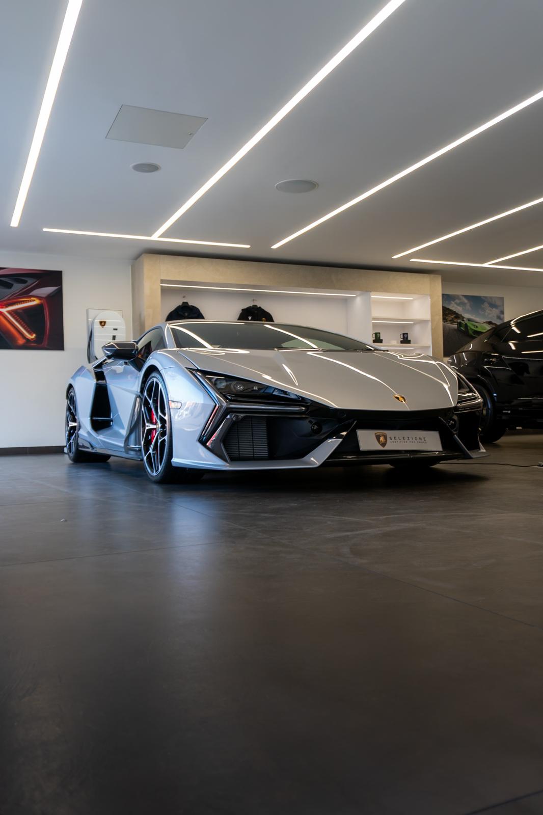 Lamborghini Revuelto