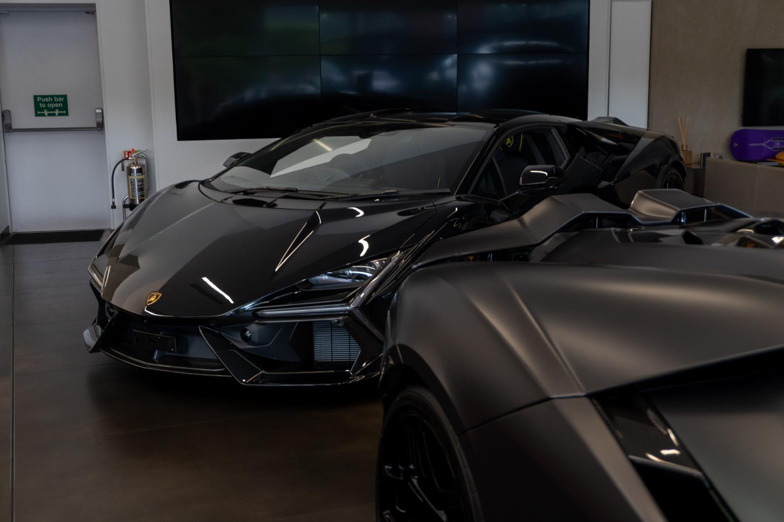 Lamborghini Revuelto full body